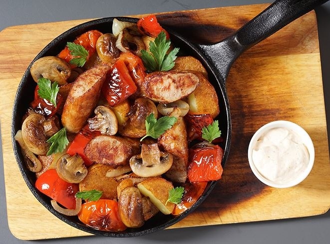 Сковородка с колбасками по-домашнему