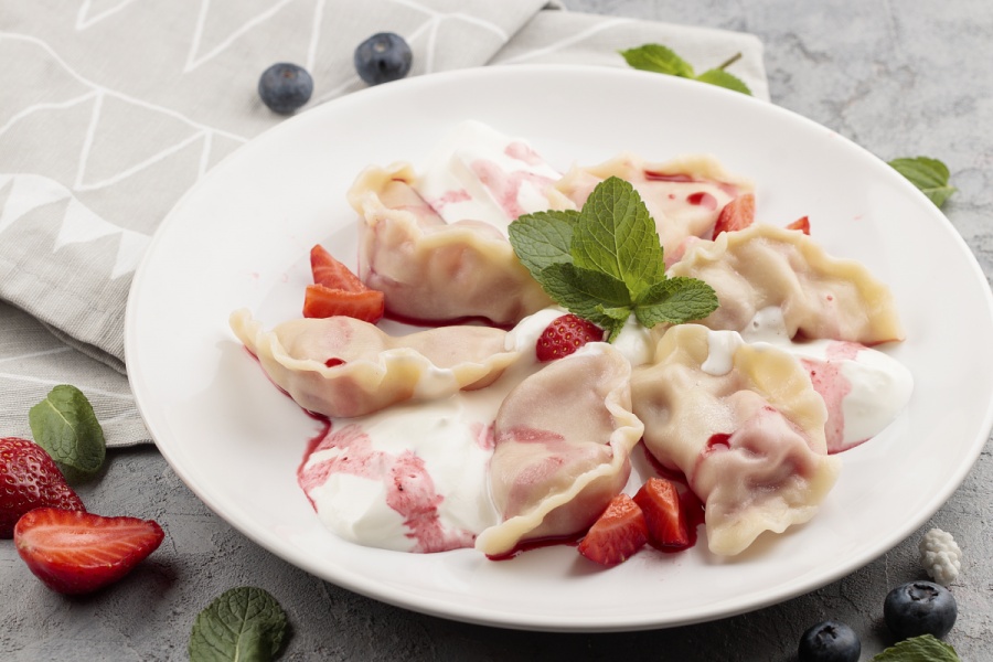 Вареники ручной работы с кубанской клубникой и сметанным соусом