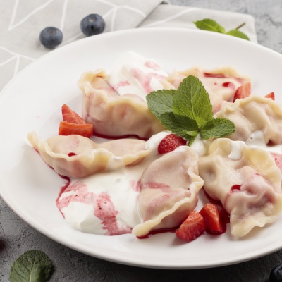 Вареники ручной работы с кубанской клубникой и сметанным соусом