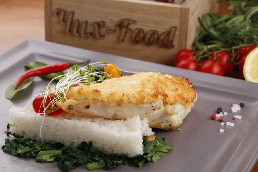 Судак под сырной корочкой с рисом и шпинатом