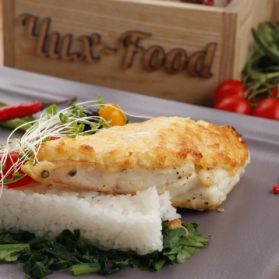 Судак под сырной корочкой с рисом и шпинатом