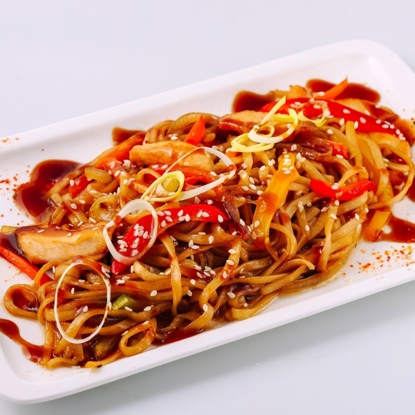 Удон с курицей и овощами