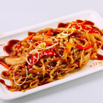 Удон с курицей и овощами