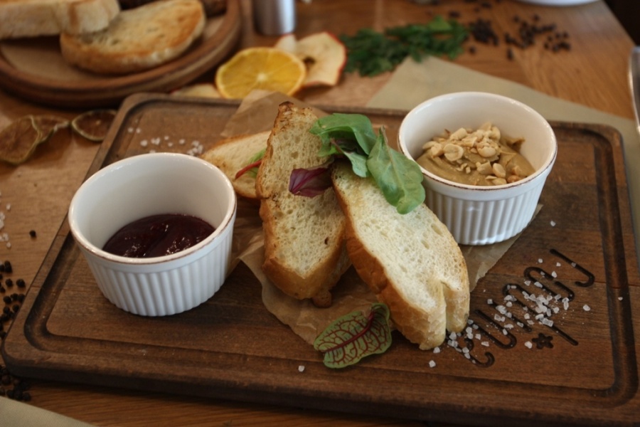 Паштет из куриной печени с клюквенным соусом