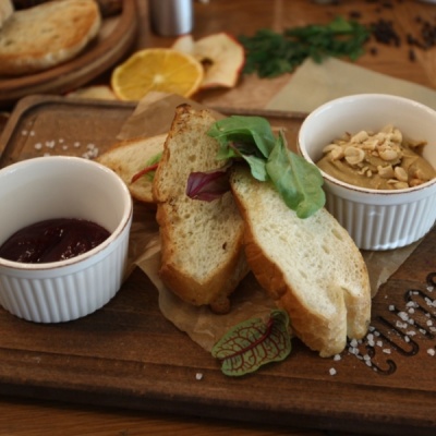 Паштет из куриной печени с клюквенным соусом