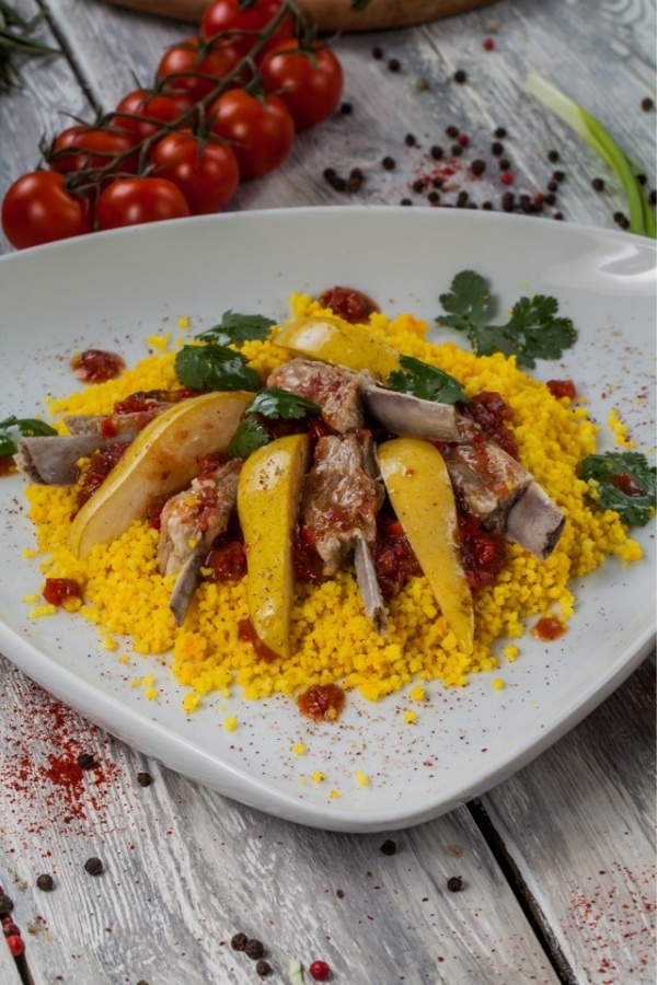 Бараньи ребра с грушей и кускусом
