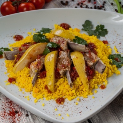 Бараньи ребра с грушей и кускусом