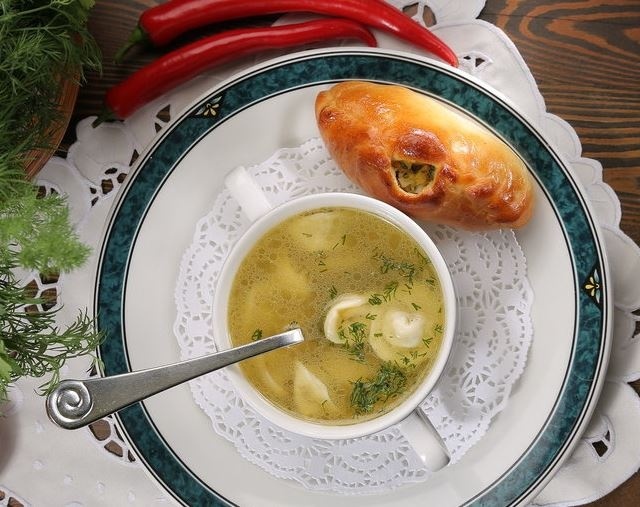 Бульон с пельменями из осетрины