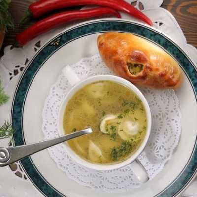 Бульон с пельменями из осетрины