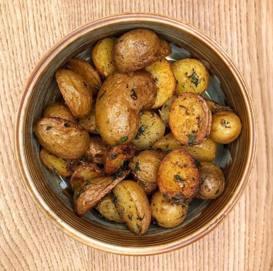 Молодой картофель со сливочным маслом и укропом