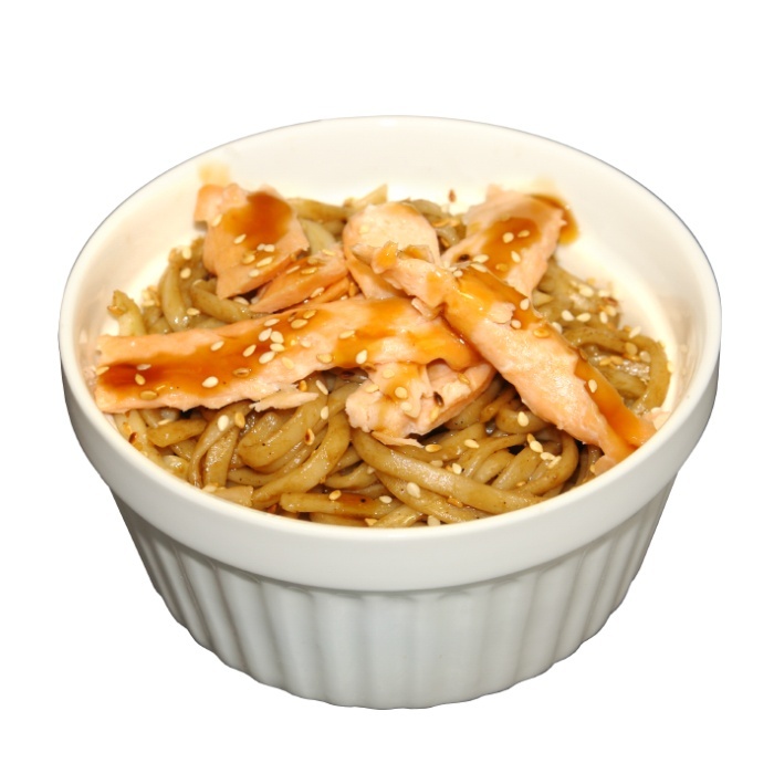 Wok с лососем и соусом