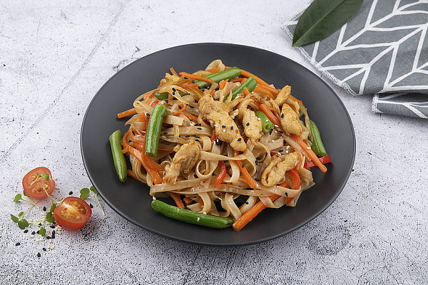 Рисовая лапша с курицей по-тайски