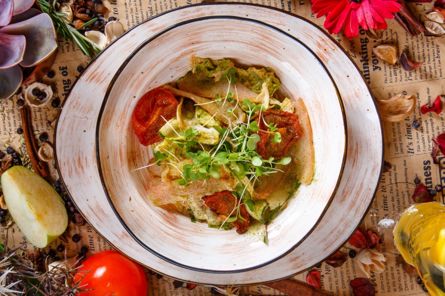 Салат с вяленой курицей и огурцом