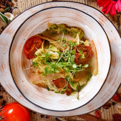 Салат с вяленой курицей и огурцом