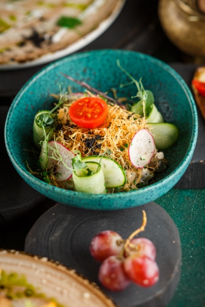 Салат с печеной курицей и овощами