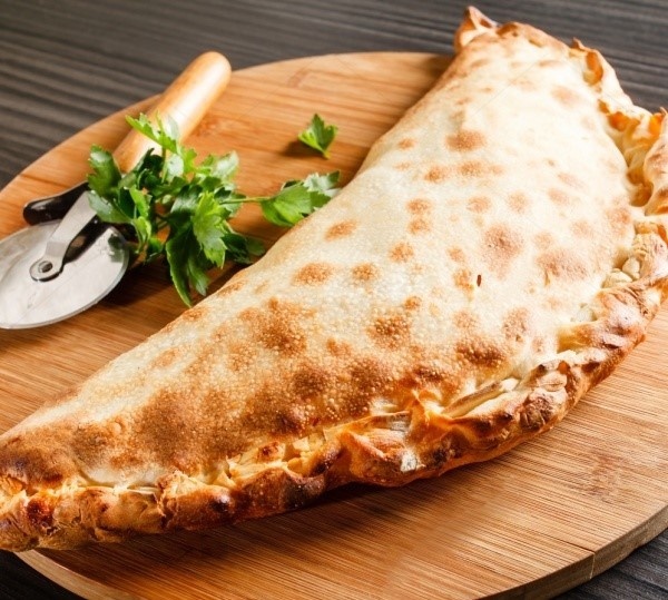 Кальцоне с грибами и ветчиной