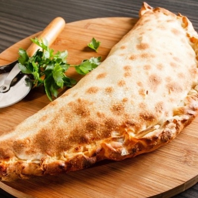 Кальцоне с грибами и ветчиной