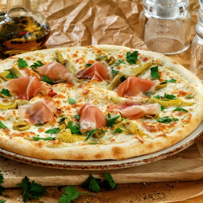 Пицца с артишоками и пармской ветчиной