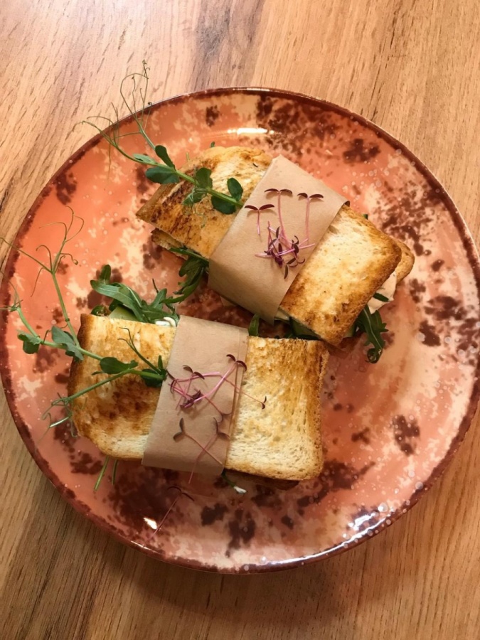 Сэндвич с креветками, мягким сыром и гуакамоле