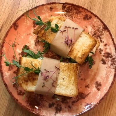 Сэндвич с креветками, мягким сыром и гуакамоле