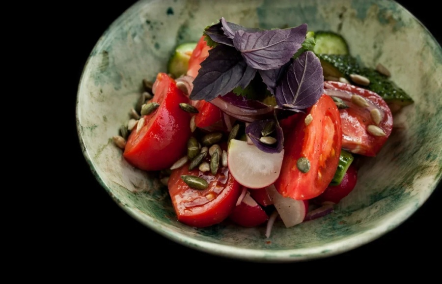 Кубанский салат с кукурузным маслом и семечкой