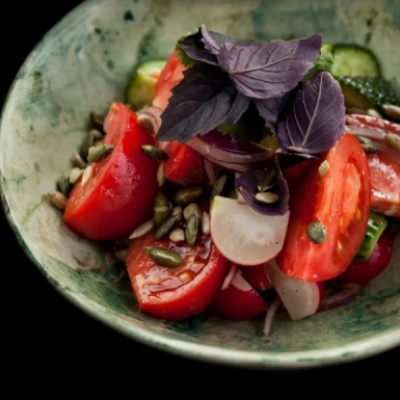 Кубанский салат с кукурузным маслом и семечкой