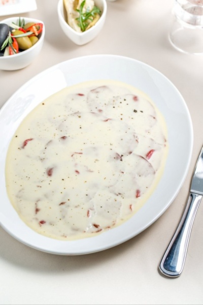 Карпаччо из говядины с теплым крем-соусом из горгонзолы