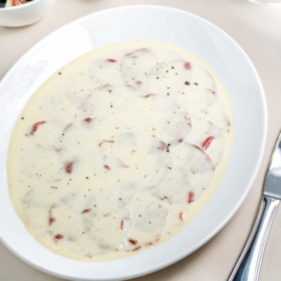 Карпаччо из говядины с теплым крем-соусом из горгонзолы