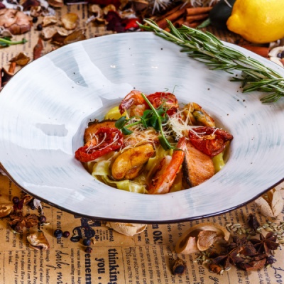 Паста с морепродуктами и лососем