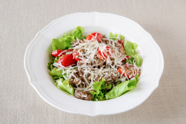 Теплый салат с куриной печенью