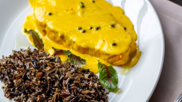 Лосось под сливочным соусом с шафраном и диким рисом