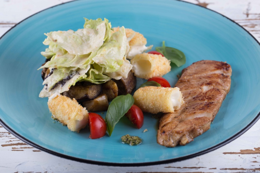 Салат с цыпленком и сырными крутонами