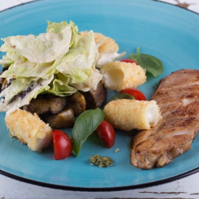Салат с цыпленком и сырными крутонами