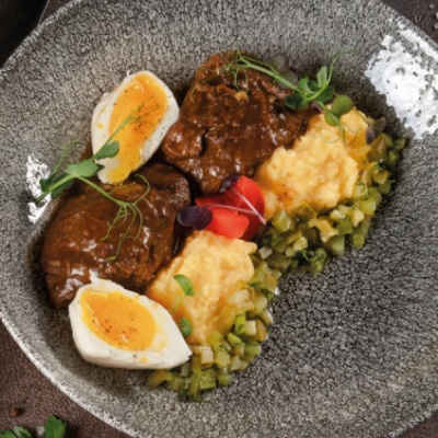 Мраморный бок теленка с кукурузной кашей
