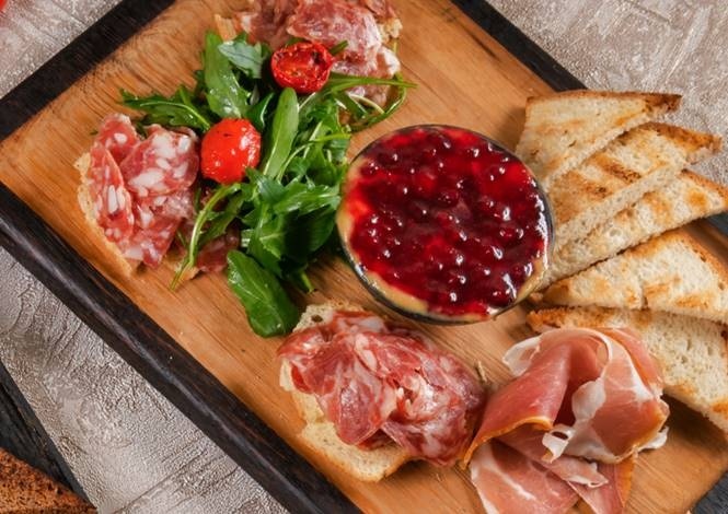 Фирменная тарелка вяленого мяса от ресторана «Балерина и бифштекс»