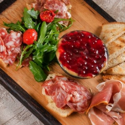 Фирменная тарелка вяленого мяса от ресторана «Балерина и бифштекс»