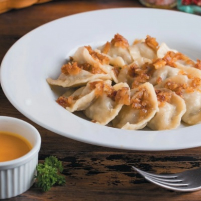 Вареники с картофелем и грибным соусом
