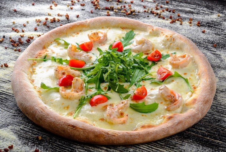 Пицца с креветками и рукколой