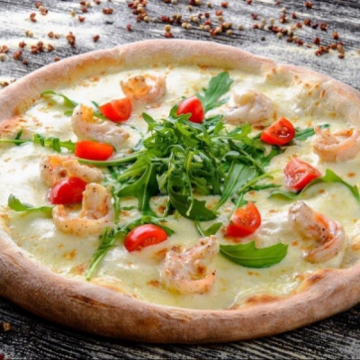 Пицца с креветками и рукколой