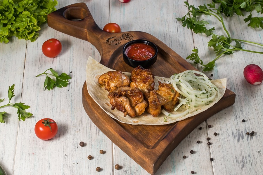 Шашлык из нежного мяса бедренной части курицы