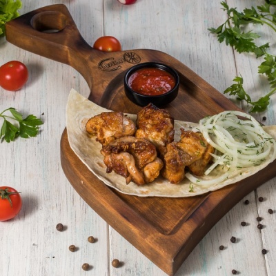 Шашлык из нежного мяса бедренной части курицы