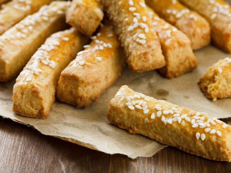 Сырные палочки с кунжутом
