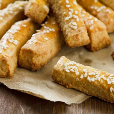 Сырные палочки с кунжутом