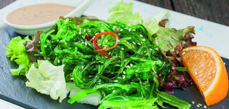 Салат с водорослями чука и ореховым соусом
