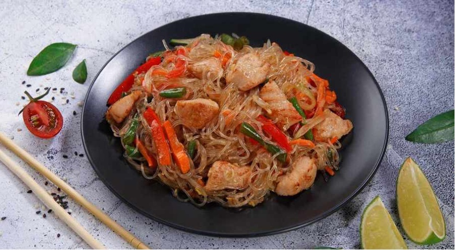 Лапша рисовая (фунчоза) с курицей