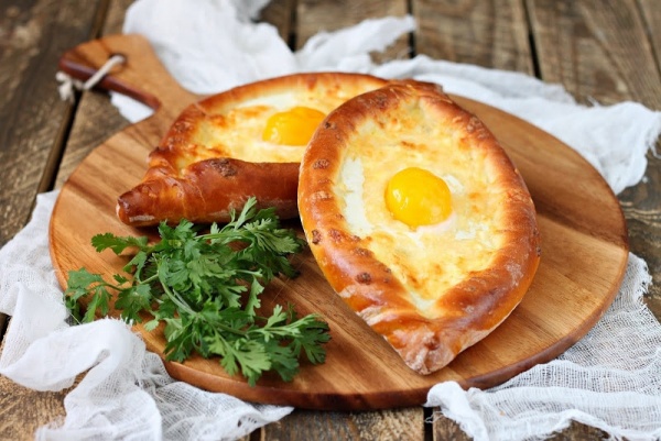 Хачапури по-аджарски с яйцом