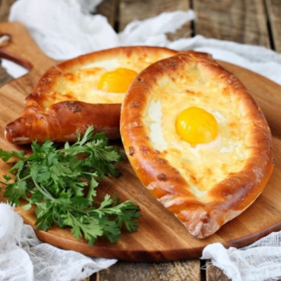 Хачапури по-аджарски с яйцом