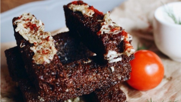 Гренки чесночные с белым соусом