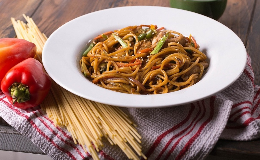 Лапша Wok с курицей, овощами и соусом терияки