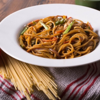 Лапша Wok с курицей, овощами и соусом терияки